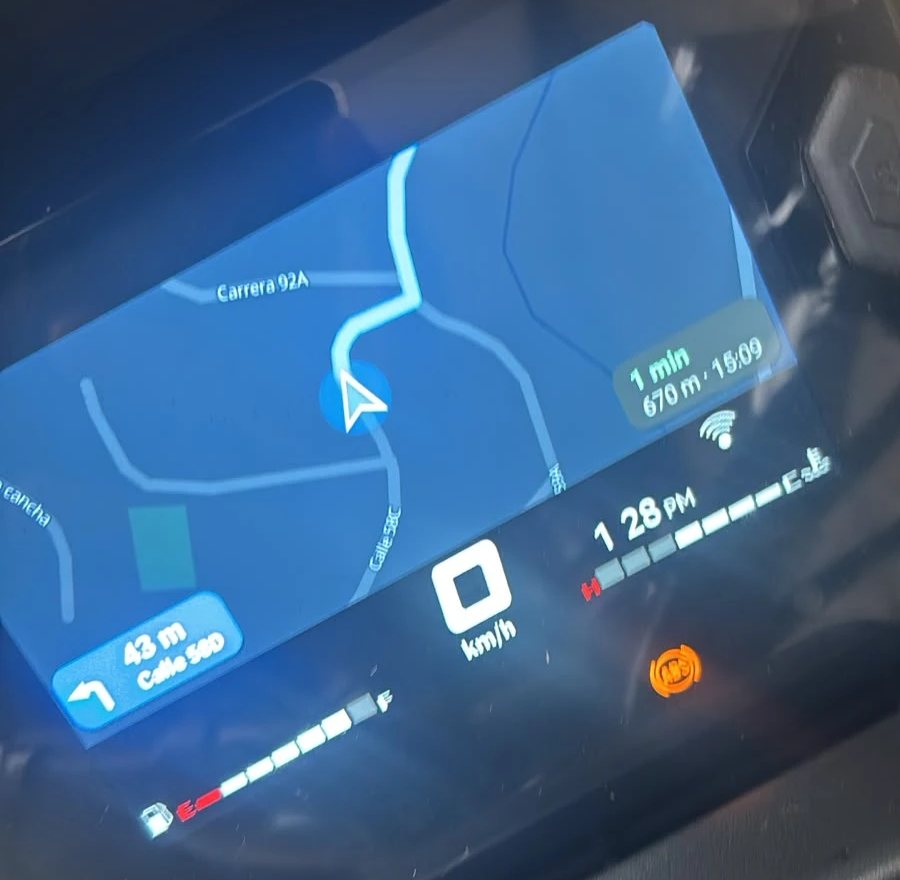 Tablero de una SYM ADX mostrando el mapa de DashRide con la próxima vuelta y la hora de llegada